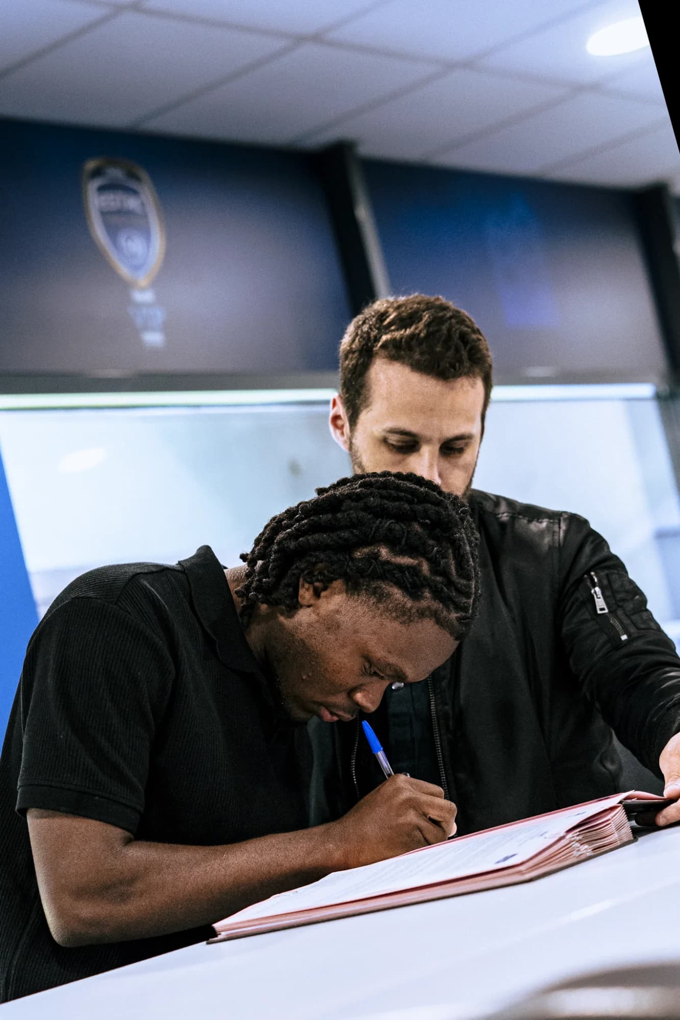 Signature Antony Ngueouya — Portrait, Troyes, France — photo de Jérémy Hordé, photographe (1)