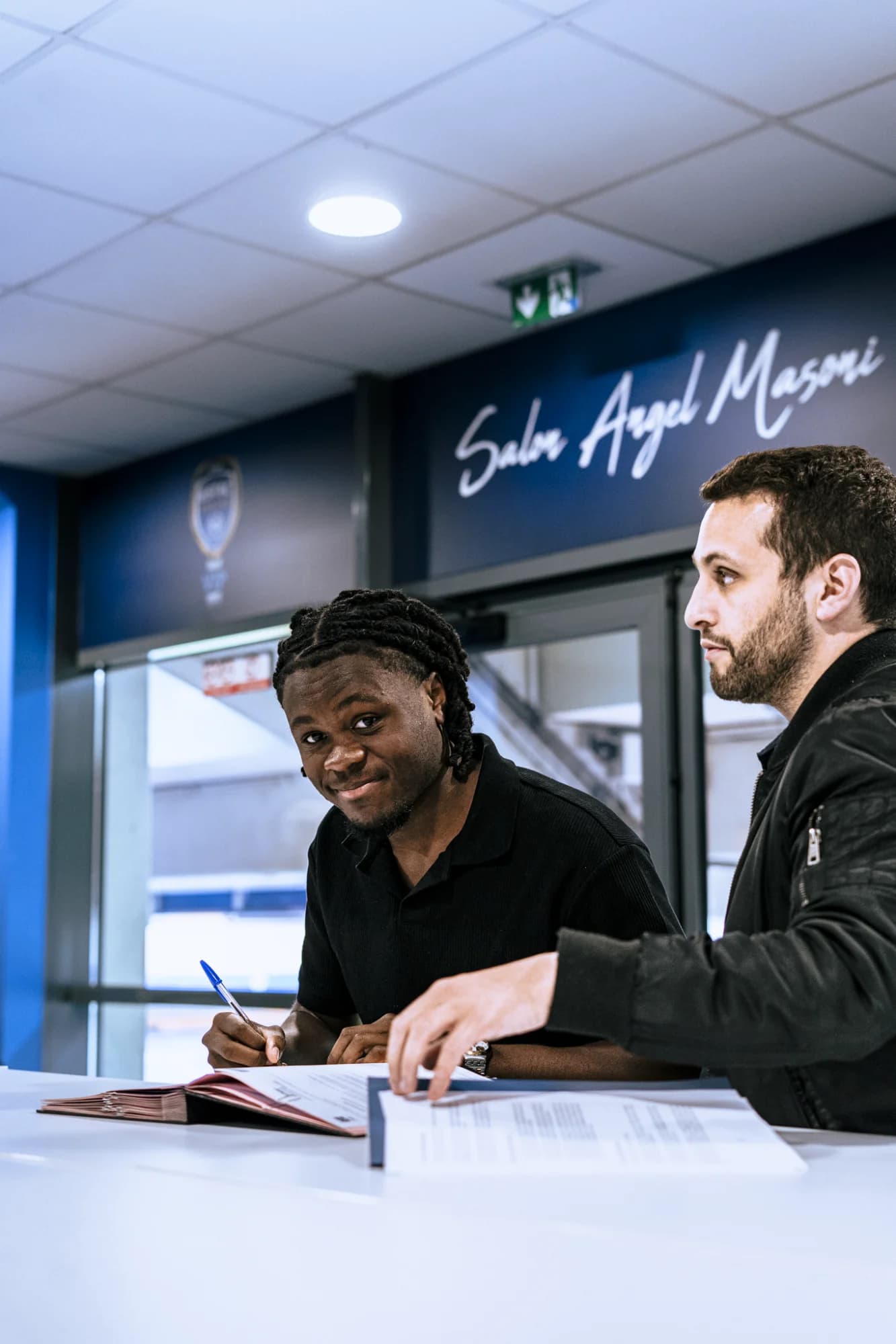 Signature Antony Ngueouya — Portrait, Troyes, France — photo de Jérémy Hordé, photographe (2)