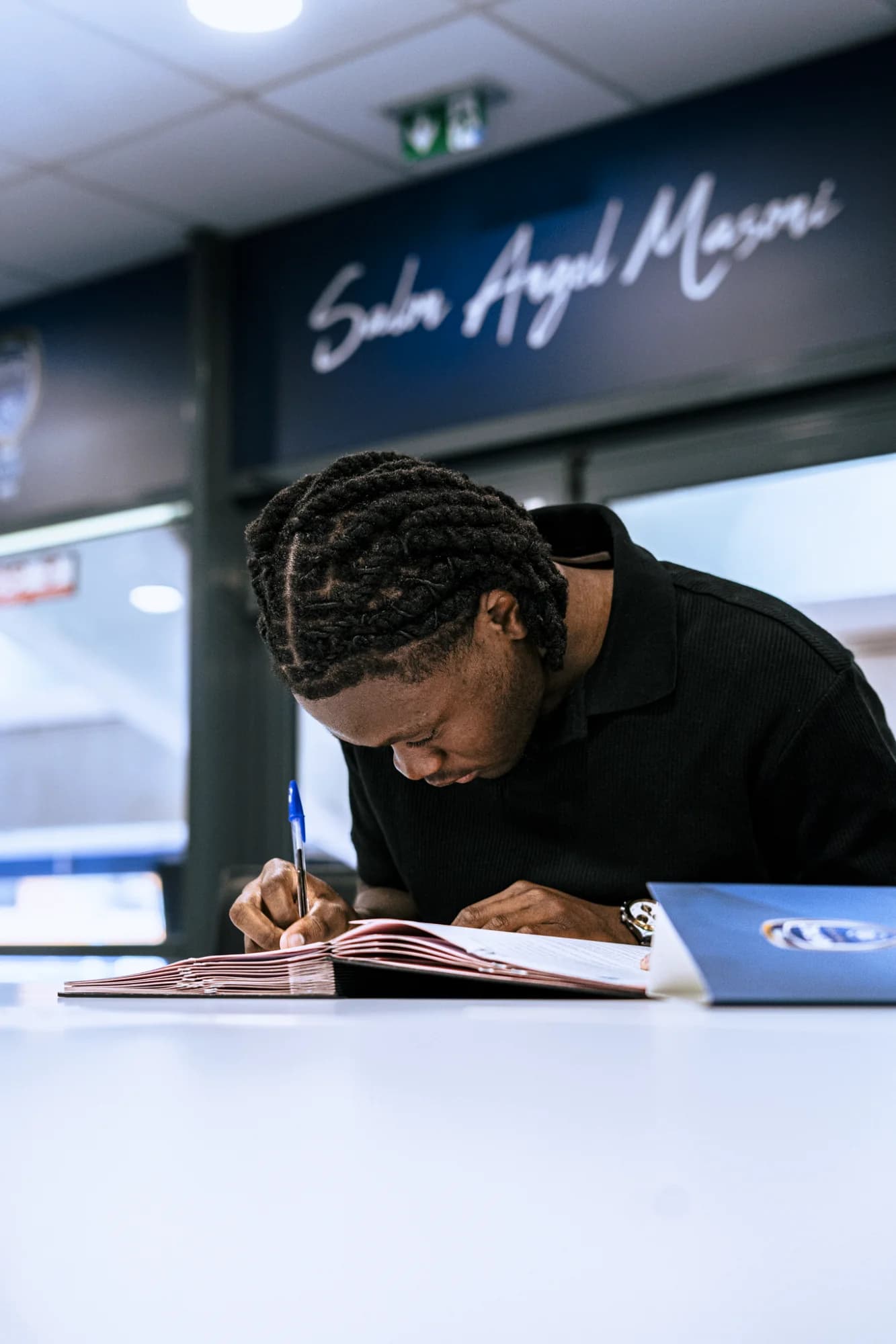 Signature Antony Ngueouya — Portrait, Troyes, France — photo de Jérémy Hordé, photographe (3)